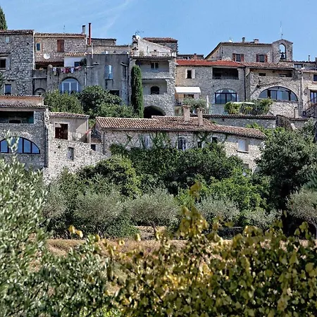 Proche Centre Village, Studio Confort Avec Terrasse *